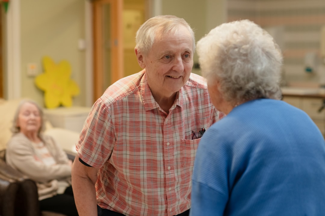 elderly-couple-talking-in-a-room-fivtgrkwfku